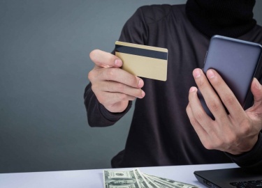 Никогда не передавайте свою личную информацию, такую как паспортные данные, номер вашей кредитной карты или пароли, незнакомым людям или сомнительн...